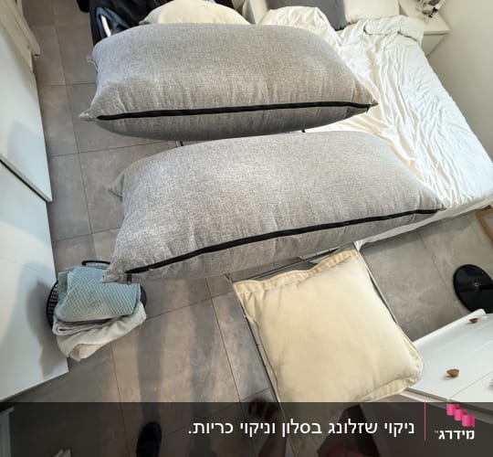 כריות על מתלה בחדר שינה מסודר